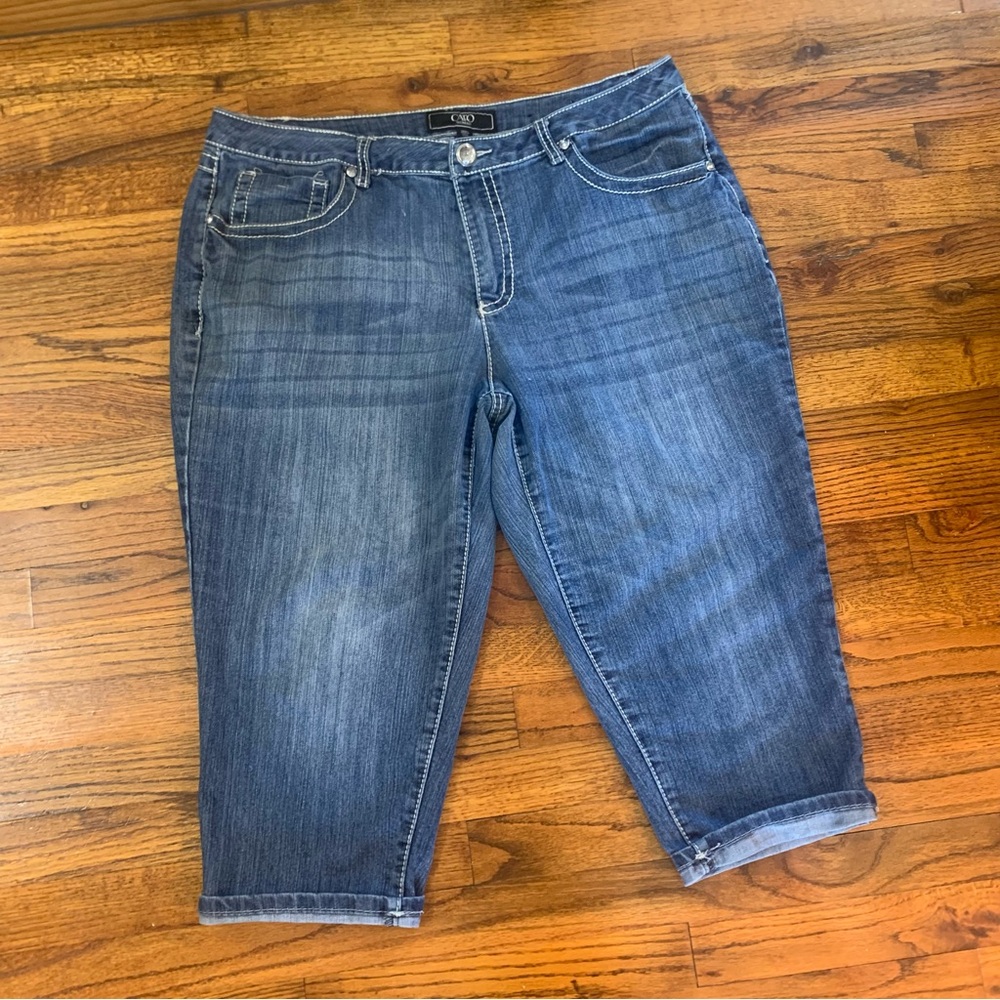 Cato Capri Knee Length Stonewashed Blue Jeans 
18W
Embellished Pocket
Length 31” - Picture 3 of 16